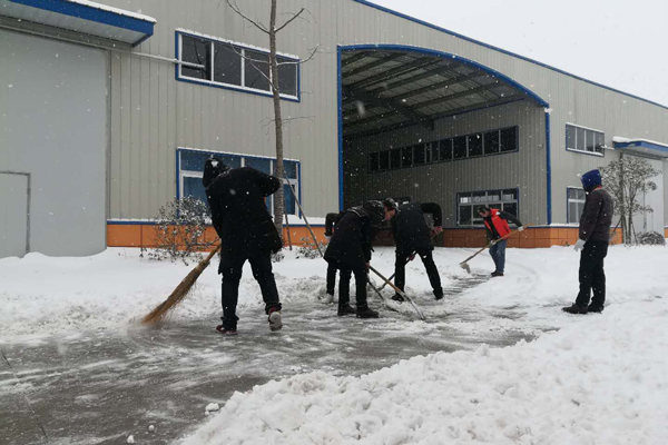 金裕制罐員工正在掃雪.jpg